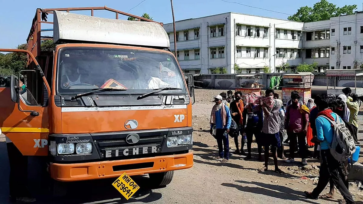 जळगाव : उत्तर प्रदेशात ४५ मजुरांना घेवून जाणारा ट्रक पकडला