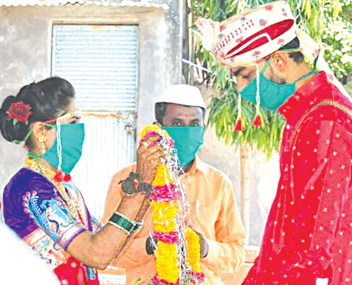 नवरदेव मोटरसायकलीवर आला आणि लग्न लावून नवरीला घेवून गेला