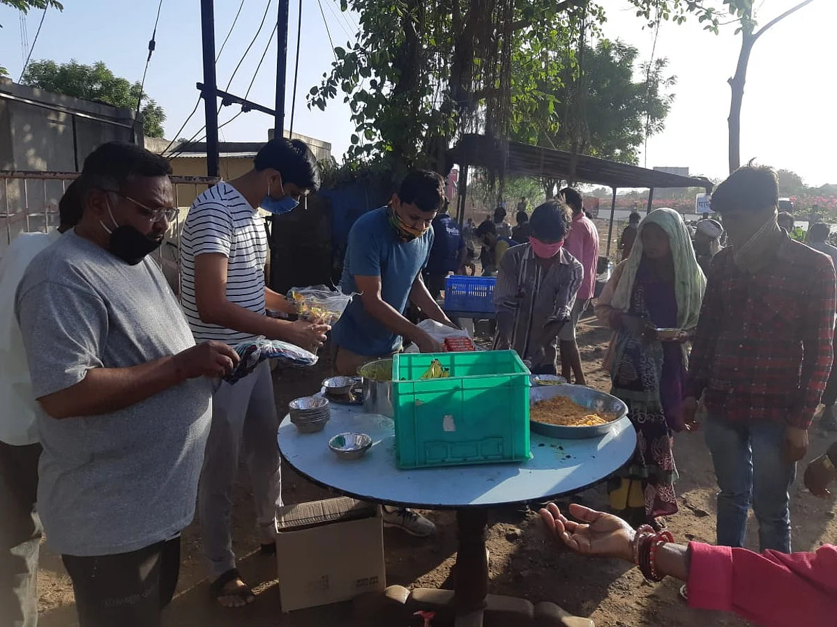 आपकी वजह से मेरे पैर का दर्द कम हुआ; पानावलेल्या डोळ्यांनी उत्तर भारतीयांनी मानले आभार