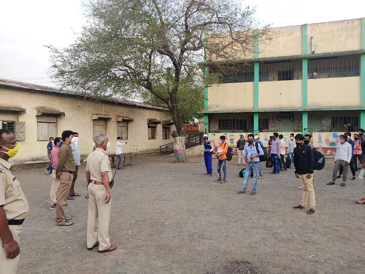 निवारा केंद्रातील साडेतिनशे मजूर श्रमिक रेल्वेतून मायभूमीकडे रवाना