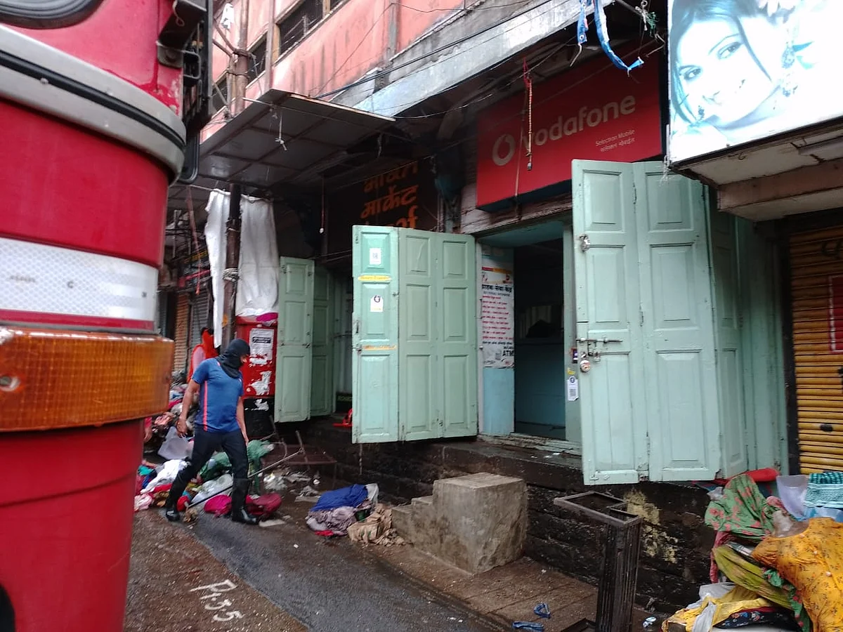 मेनरोड परिसरात कापड दुकानाला आग