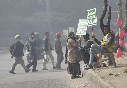 एनसीआर में फिर बिगड़ी हवा, गाजियाबाद में 384, दिल्ली में 305 पर पहुंचा एक्यूआई