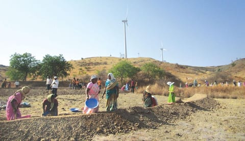 Residents of Maharashtra's
Kiraksal village spend three
hours every morning to build
water harvesting structures
to drought-proof the village (Photo: Nidhi Jamwal )