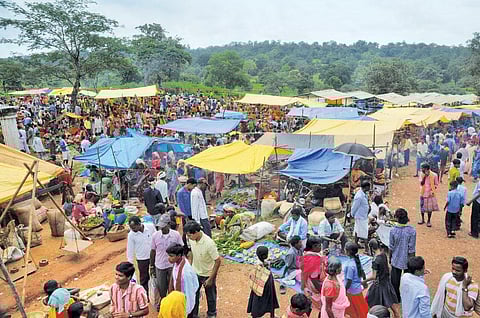 छत्तीसगढ में ग्रामीण बाजार सबसे अधिक प्रभावी ढंग से काम कर रहे हैं। राज्य में एक गांव में लगे हाट में ग्रामीण अपनी जरूरतों का समान खरीदते हुए (सायंतन बेरा / सीएसई)