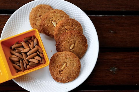 दुनियाभर में चिलगोजा से कई प्रकार के व्यंजन बनाए जाते हैं। चिलगोजा से स्वादिष्ट कुकीज भी बनाया जा सकता है (आदित्यन पीसी / सीएसई)