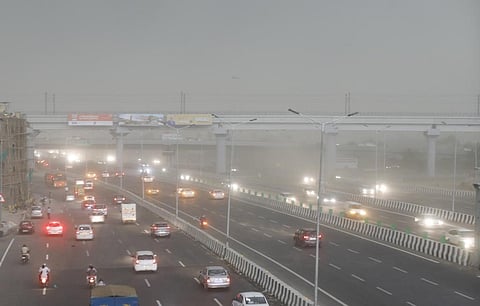 ग्रेटर नोएडा में 380 पर पहुंचा एक्यूआई, दिल्ली में भी लगातार पांचवें दिन जानलेवा रही हवा