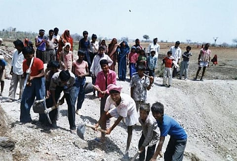 18 साल पहले की तस्वीर, जब लोगों ने तालाब व पेड़ लगाने के लिए श्रमदान किया। (फाइल) 