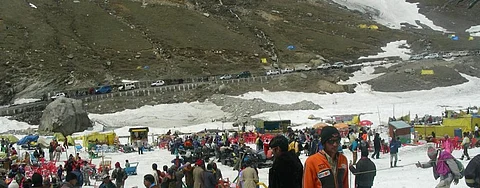 Tourists and vehicles at Rohtang Pass. Photo: Wikimedia Commons