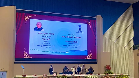 अटल भूजल योजना की शुरुआत करते प्रधानमंत्री नरेंद्र मोदी। फोटो: twitter/ @cleanganganmcg
