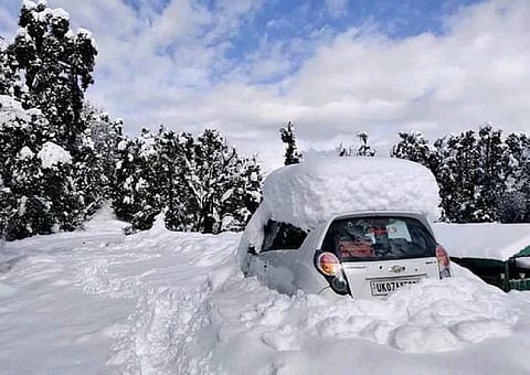 उत्तराखंड के टिहरी इलाके में गिरी बर्फ से ढकी कार। फोटो: मनमीत सिंह