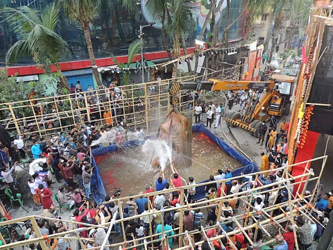 Tridhara Akalbodhon, a popular club in south Kolkata, immersed idols by washing and melting them using a water jet. Photo: Jayanta Basu

