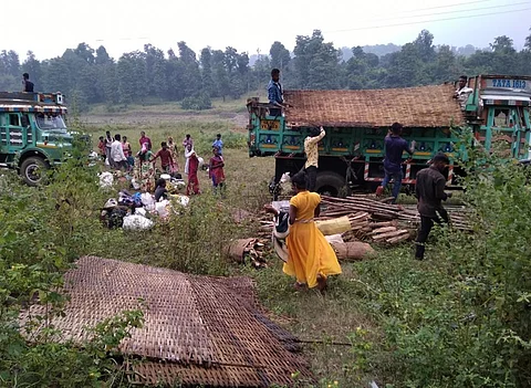 Families from Bardipada village in in Ahwa Taluka / block near Purna Wildlife Sanctuary preparing to leave for sugarcane plantation in September 2020. Photo: Kankana Trivedi