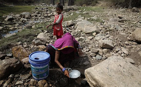 A woman draws water from a stream in Kumbhalgarh, Rajasthan. Photo: Vikas Choudhary / CSE