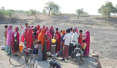 फोटो: राजस्थान के पाली जिले के एक गांव में जल स्त्रोत के पास पानी लेने के लिए जुटे ग्रामीण, द्वारा - रुद्र प्रताप  