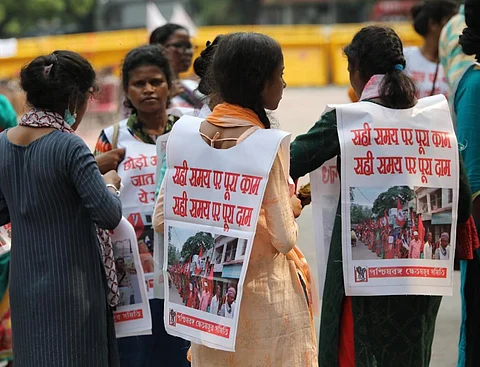 MGNREGA workers gathered at Jantar Mantar in Delhi to protest not receiving wages for several months. Photo: Vikas Choudhary