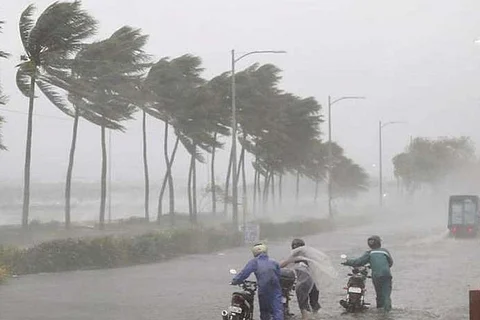 प्रचंड चक्रवाती तूफान 'बिपरजॉय' गुजरात तट से 180 किमी दूर, 74,000 लोगों को निकाला गया
