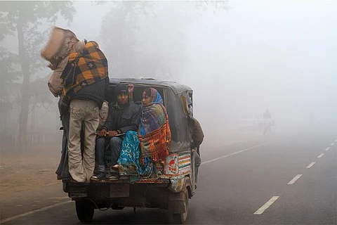 प्रदूषण और कोहरे के आगोश में सड़क; फोटो: आईस्टॉक