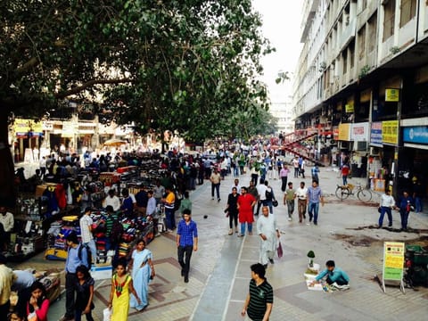 Delhi’s bazaars offer an alternative infrastructure and economy. Richard Sennett|flickr, CC BY-ND