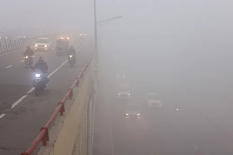 Morning fog continues to mark its daily attendance in Delhi, AQI fluctuates in 'very poor' category