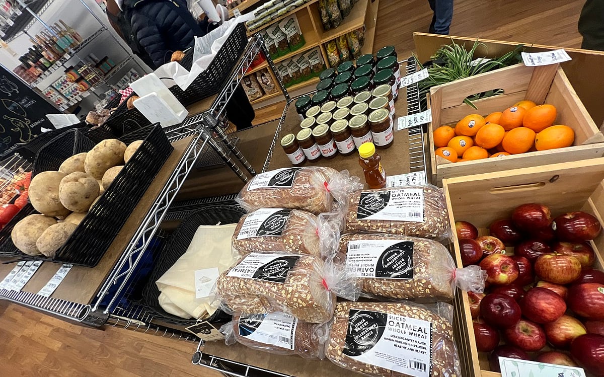 Run Into Store Student-Run Grocery Stores: A Model for Affordable, Sustainable Campus Food