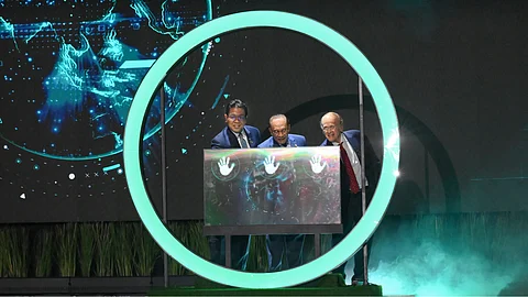Anwar bin Ibrahim, Prime Minister of Malaysia (centre); Tan Sri Tengku Muhammad Taufik, President and Group CEO of PETRONAS and Chairman of Energy Asia (left); and Daniel Yergin, Vice Chairman, S&P Global and Founder, CERAWeek (right), launching Energy Asia 2025.