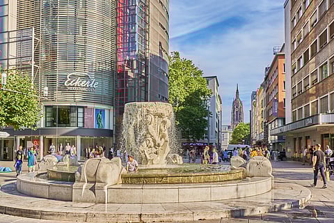 Children bathe in the Brockhaus fountain on the Zeil in Frankfurt during the summer heatwave.
