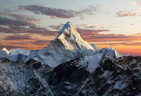 Mount Everest lies above one of the world’s most active continental collision zones, where the Indian plate is being driven beneath Asia. This tectonic interaction generates frequent earthquakes, including deep mantle events, offering critical insight into the ongoing process of mountain building.