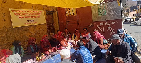 फोटो कैप्सनः हिमाचल प्रदेश के जनजातीय क्षेत्र लाहौल में छह पंचायतों के महिला मंडल की सदस्य सत्याग्रह कर रही हैं। फोटो: रोहित पराशर