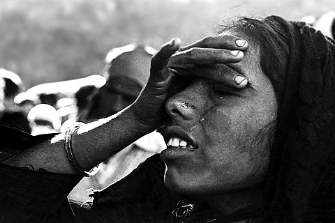 त्रासदी वाली रात लोग जोर-जोर से खांसते हुए उठे और उनकी आंखें जलने लगीं, जैसे उनमें मिर्च पाउडर झौंक दिया गया हो