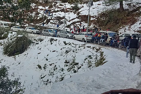 उत्तराखंड के चकराता और हर्षिल में सर्दी के इस सीजन का पहला हिमपात दर्ज किया गया, इन हिस्सों में पर्यटकों के आने का सिलसिला शुरू हो गया है।