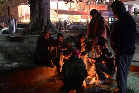 उत्तराखंड के पहाड़ी इलाकों से लेकर मैदानी इलाकों तक कोहरा और पाला पड़ने के कारण ठिठुरन बढ़ती जा रही है। 