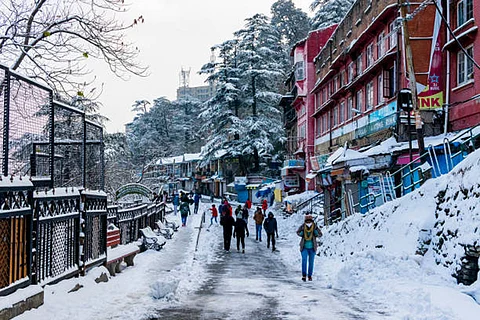 भारी बर्फबारी की वजह से हिमाचल प्रदेश में 200 से अधिक सड़कें बंद हो गई हैं।