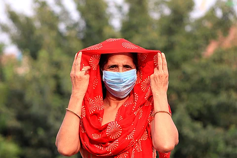 कोविड-19 से उबरने के 90 दिनों बाद भी करीब एक तिहाई लोगों में पोस्ट एक्यूट सीक्वल यानी लॉन्ग कोविड की समस्या बनी रह सकती है; प्रतीकात्मक तस्वीर: आईस्टॉक