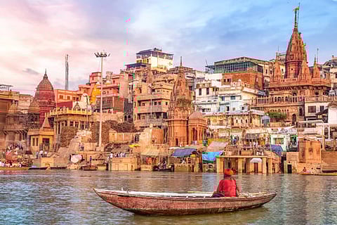 पर्यटन उद्योग लाखों लोगों को रोजगार के अवसर प्रदान करता है। यह दिन पर्यटन को बढ़ावा देने, स्थानीय अर्थव्यवस्थाओं का समर्थन करने और एक दूसरे की सांस्कृतिक समझ को बढ़ावा देने के महत्व पर प्रकाश डाला जाता है। 