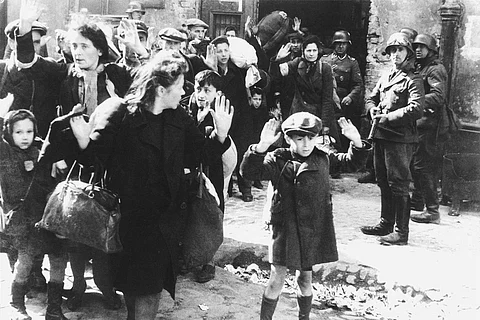 मई 1943, द्वितीय विश्व युद्ध की सबसे प्रतिष्ठित तस्वीरों में से एक।
