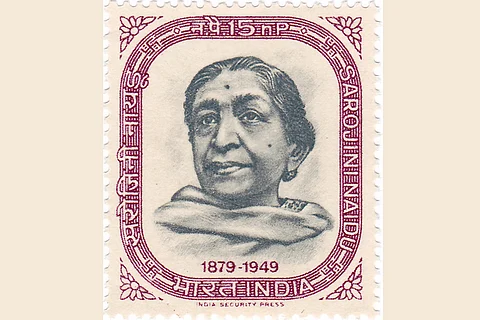 महात्मा गांधी ने सरोजिनी नायडू की काव्यात्मक उत्कृष्टता के सम्मान में उन्हें "भारत की कोकिला" की उपाधि दी। 