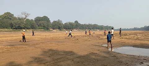 सूखी इंद्रावती नदी में क्रिकेट खेलते बच्चे। फोटो: नरेश मिश्रा 