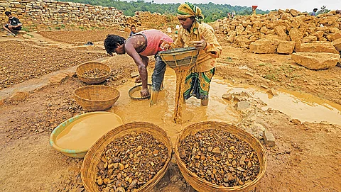 मचाई और छनाई : रातभर हौदी में पड़े रहने वाले मलबे की अगले दिन सुबह-सुबह मचाई और छनाई की जाती है। इससे सारी मिट्टी और रेत निकल जाती है। इस प्रक्रिया में काफी पानी लगता है। आमतौर पर गड्ढों में भरा बरसात का पानी इसमें इस्तेमाल होता है 