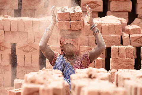 परिवार का पेट भरने के लिए भीषण गर्मी में मशक्कत करती महिला; फोटो: आईस्टॉक