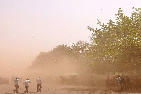 आज, 27 मार्च को पश्चिमी राजस्थान के अलग-अलग इलाकों में तेज तूफानी हवाओं के साथ धूल का गुबार उठने भी आशंका जताई गई है।