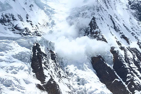 बर्फ पर बारिश (आरओएस) की घटनाएं तब होती हैं जब बारिश मौजूदा बर्फ पर गिरती है और जम जाती है, जिससे बर्फ की परत बन जाती है, इसके कारण  वन्यजीवों, बुनियादी ढांचे और वहां रहने वाले लोगों के लिए खतरा बढ़ जाता है। 