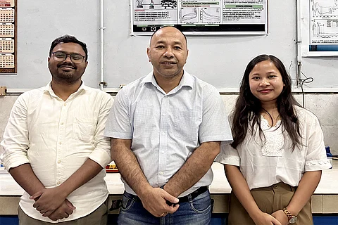 खोज में शामिल शोधकर्ता सूरज कुमार, प्रोफेसर दीपक सिन्हा और प्रियाक्षी बोरा/ फोटो: नागालैंड विश्वविद्यालय 
