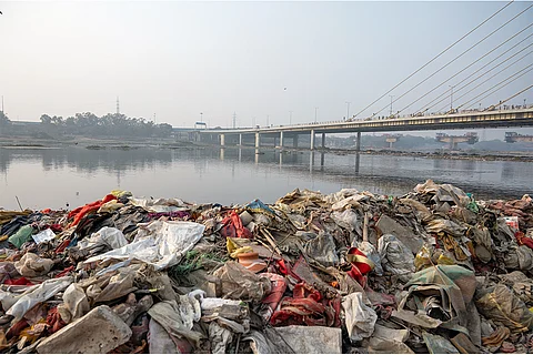 प्रदूषण से मैली होती जीवनधाराएं; फोटो: आईस्टॉक