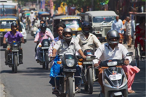 गर्मी, प्रदूषण के बीच यात्रा करते भारतीय; फोटो: आईस्टॉक