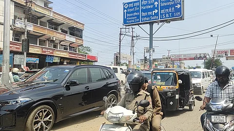 देहरादून में निजी वाहनों का ट्रैफिक, फोटो : वर्षा सिंह