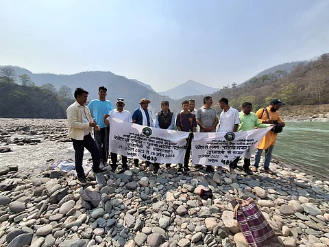 नयार नदी में खड़े यात्री। फोटो: विशेष अनुबंध के तहत