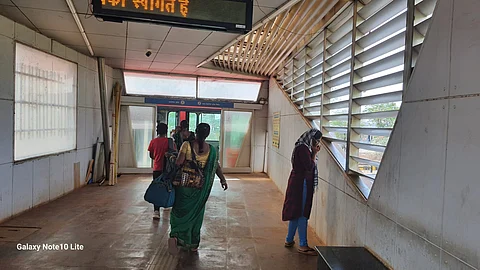रायपुर को नया रायपुर से जोड़ने वाली बीआरटी बसें। फोटो: भागीरथ 