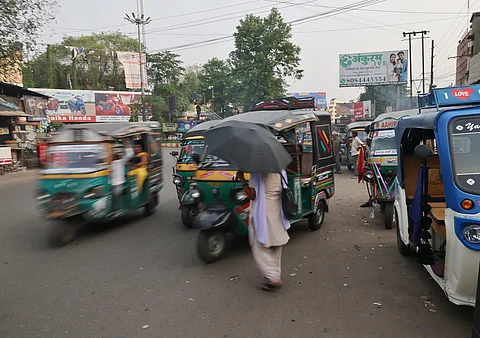 धनबाद के सबसे बड़े थोक बाजार रांगाटाड़ के पास चौराहे पर शेयरिंग ऑटो का जमावड़ा। फोटो : विकास चौधरी/ सीएसई
