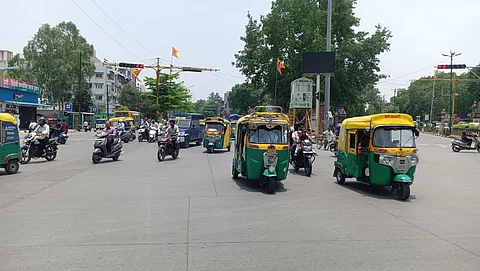 इंदौर में निजी वाहनों की संख्या दिनों दिन बढ़ रही है। फोटो : राकेश मालवीय