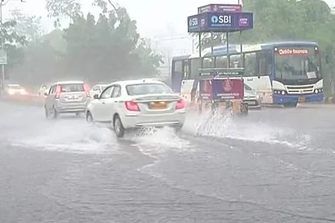 आज, छत्तीसगढ़, पूर्वी उत्तर प्रदेश, झारखंड, मध्य महाराष्ट्र, नागालैंड, मणिपुर, मिजोरम और त्रिपुरा में 115.6 से 204.4 मिमी तक बरस सकते हैं बादल। 